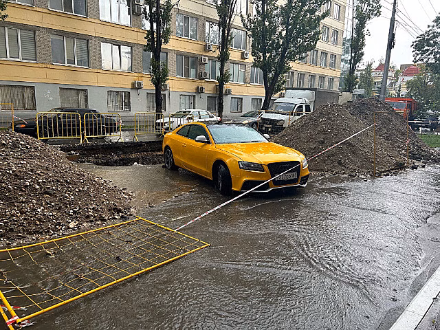 В центре Саратова желтую Audi А5 замуровали возле коммунальной ямы