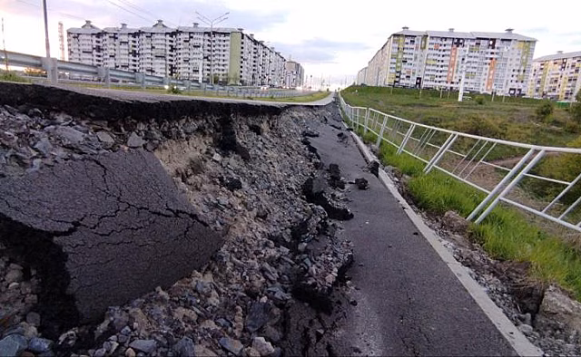 Мэрия Курска разбирается, почему второй год тротуар на Плевицкой сползает в овраг