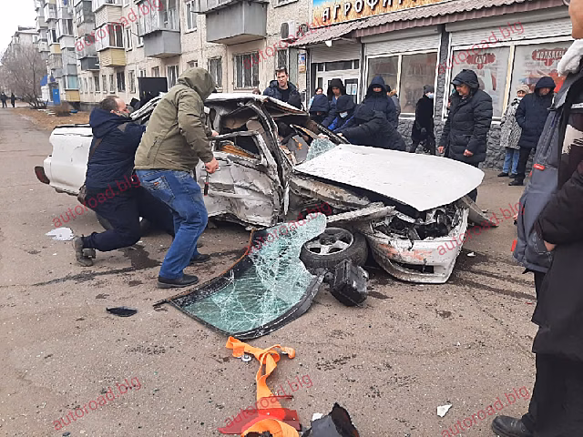 «Еле живы»: в Благовещенске произошло жёсткое ДТП с участием 3 машин
