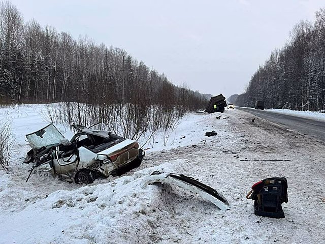 В Кировской области в ДТП с грузовиком и легковушкой пострадали три человека