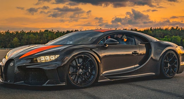 К дилеру прибыли два экземпляра гиперкаров Bugatti Chiron Super Sport 300+