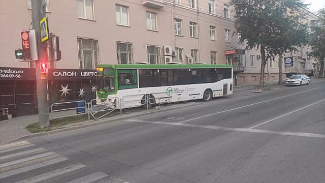 Пассажирский автобус снес ограждение и вылетел на тротуар в Челябинске