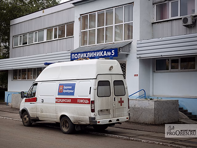 В Оренбурге во время ДТП перевернулся прицеп с зерном