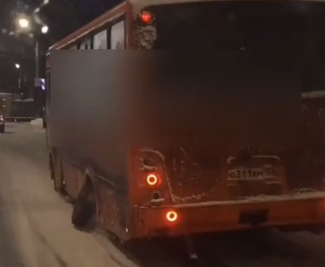 Автобус с отваливающимся колесом заметили в Нижнем Новгороде