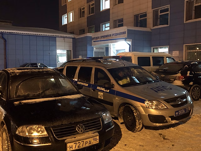 Двухлетнюю девочку, брызнувшую в глаз клеем, доставили в больницу в сопровождении экипажа ДПС