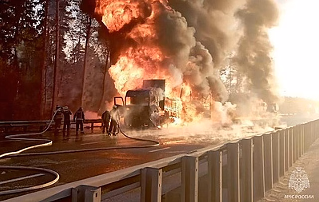 В Подмосковье три автомобиля загорелись после столкновения