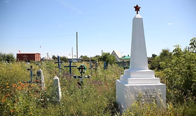 В Волгограде легковой автомобиль снес ограждение на кладбище
