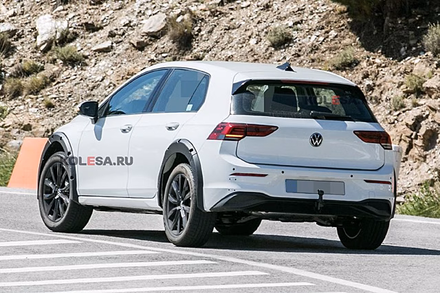 Volkswagen начал испытывать T-Roc нового поколения: на дороги пока пустили тестовый мул