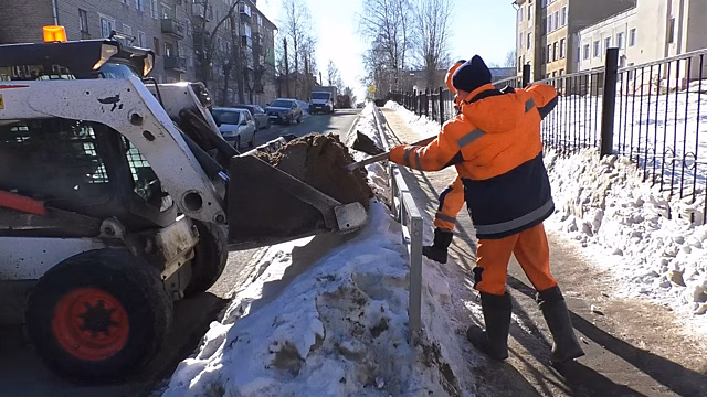 В Кирове за 5 дней на тротуарах распределили около 100 тонн реагентов