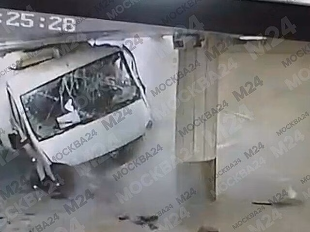 Момент ДТП с "Газелью" около станции "Парк Победы" попал на видео
