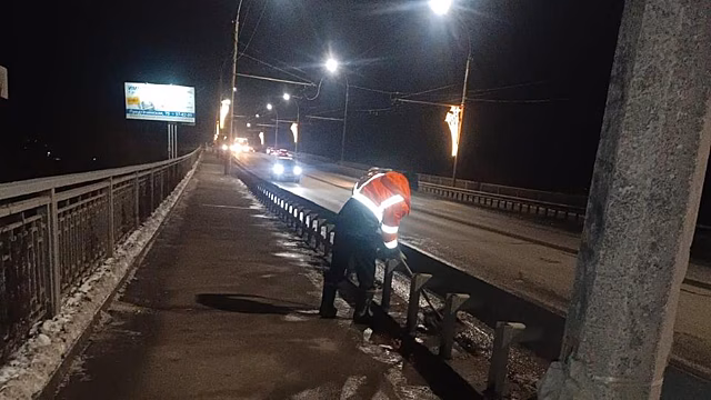 Более 20 тонн реагентов использовали за сутки в Вологде для борьбы с гололёдом