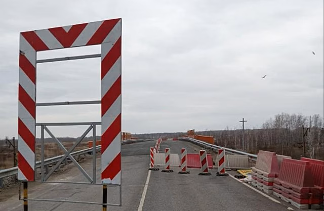 Открытие движения по опасному путепроводу перенесли в Каргате