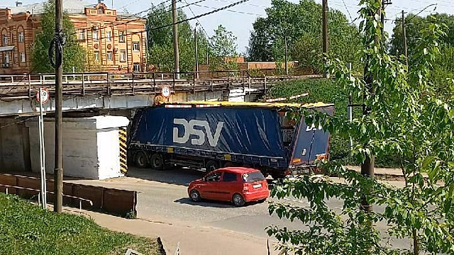 Жертвой «моста глупости» в Котельниче за сутки стали два большегруза
