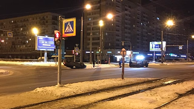 Автомобиль перевернулся в Петербурге из-за снегоуборочной техники