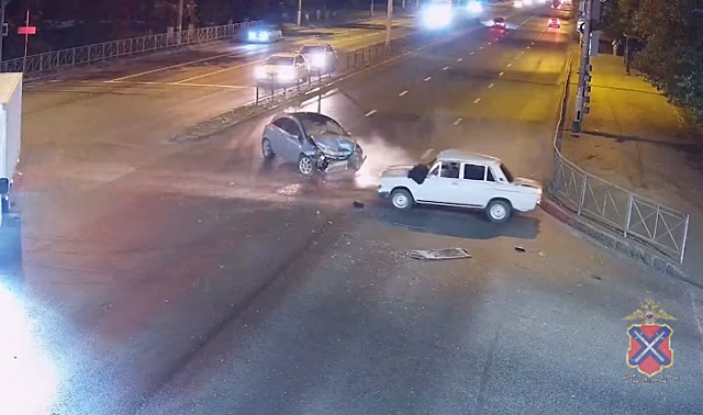 В Волгограде попало на видео ДТП с выехавшей на красный легковушкой