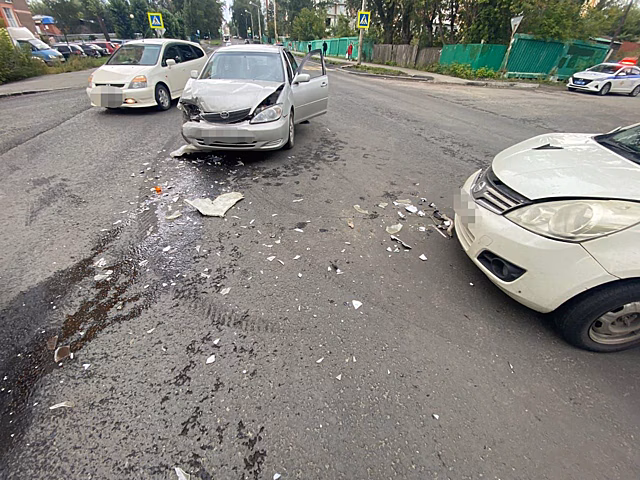 В Томске 4-летний ребенок попал в больницу после столкновения Nissan и Toyota