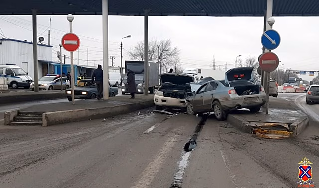 На посту ДПС под Волгоградом случилось лобовое столкновение иномарок