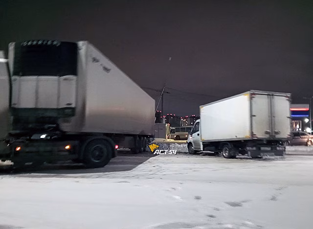 Тройное ДТП в Калининском районе Новосибирска: столкнулись газель и две фуры