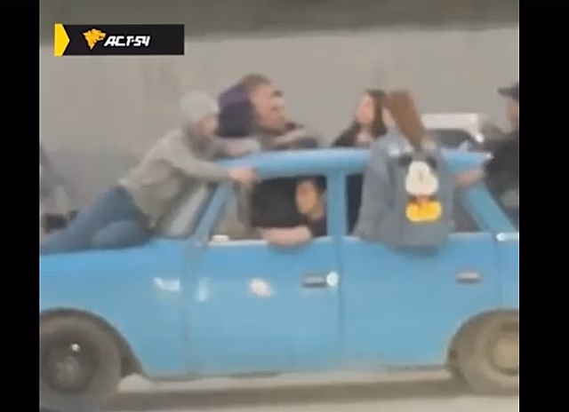 В Новосибирске ищут водителя, который катал девушек на капоте и багажнике «Москвича»