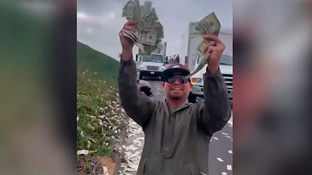 Дождь из купюр: выпавшие из инкассаторской машины доллары попали на видео