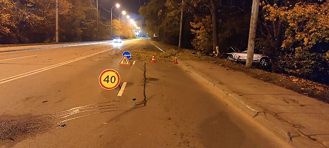 В Калининграде на Киевской водитель въехал в дерево