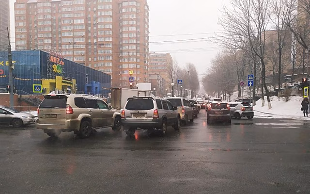 Третьи сутки Владивосток стоит в многокилометровых пробках