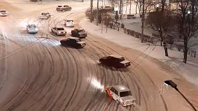 В Красноярске автомобили «дрифтуют» на дорогах из-за гололеда: видео