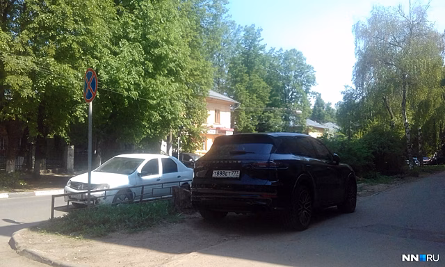 Короли парковки: одним колесом на тротуаре, другим — на газоне