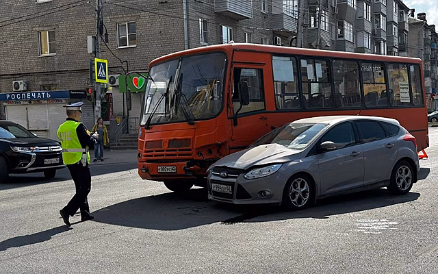 В Рязани в ДТП на перекрестке попали автобус и Ford Focus