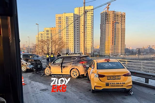 Движение на Блюхеровском мосту встало из-за массового ДТП