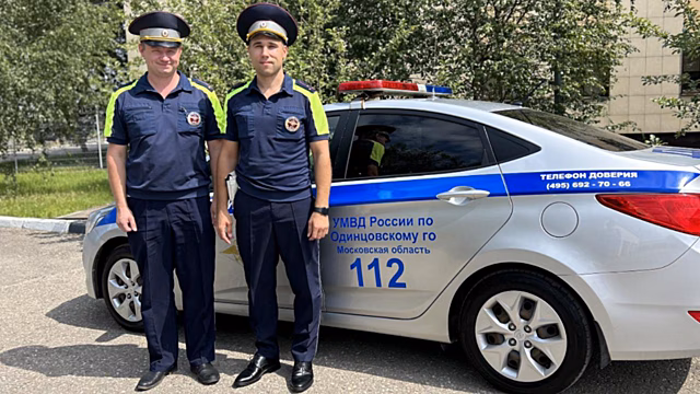 Автоинспекторы помогли женщине с двумя детьми на перекрестке в Подмосковье