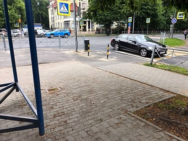 На Невского закрыли въезд на «народную» парковку, с которой эвакуируют автомобили