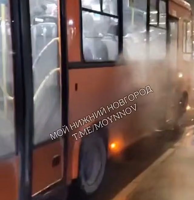 Маршрутка с пассажирами задымилась во время движения в Нижнем Новгороде