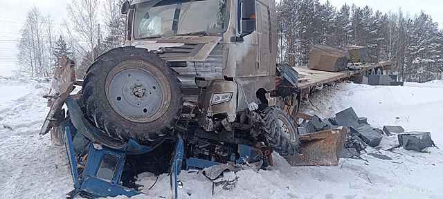 На трассе в Юрьянском районе смяло трактор