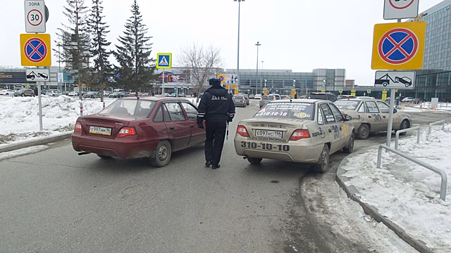 В аэропорту Кольцово ГИБДД устроила облаву на таксистов