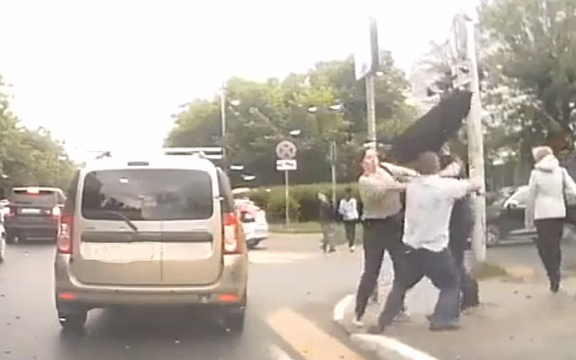 В Рязани устроили драку водитель и пешеход