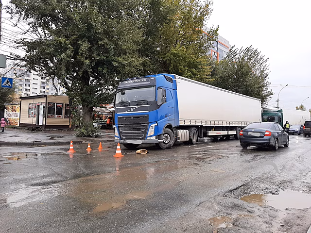 Фура сбила женщину на пешеходном переходе в Новосибирске