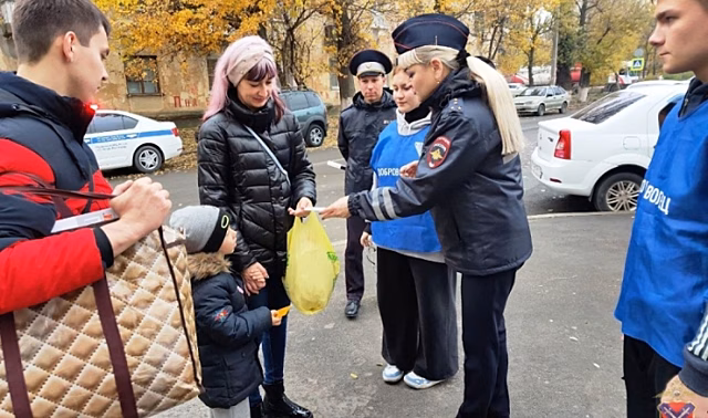 Полицейские и студенты напомнили волгоградцам о безопасности на дороге
