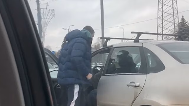 В Петербурге молодой водитель избил пожилого мужчину на дороге