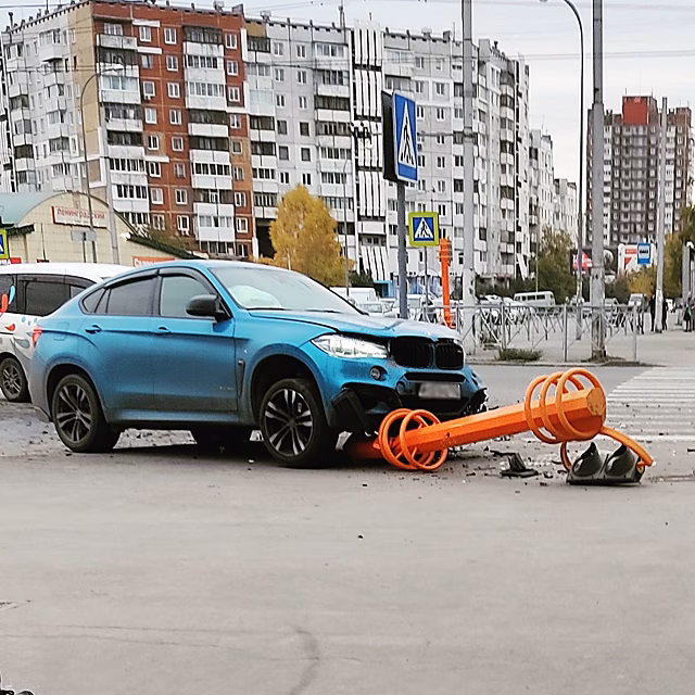 Уничтожили светофор: водитель иномарки в Кемерове пострадал в лобовом ДТП