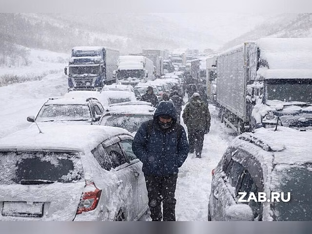 Более 250 человек почти сутки провели без еды и воды в снежном заторе на трассе в Забайкалье