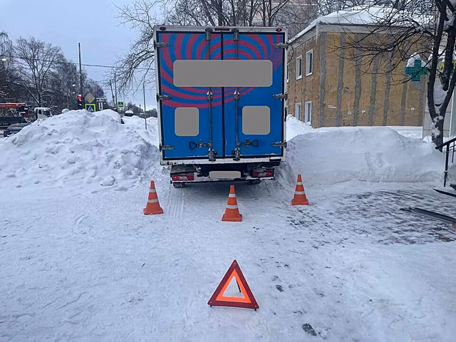 В Кирове водитель Ford при движении задним ходом сбил пенсионерку