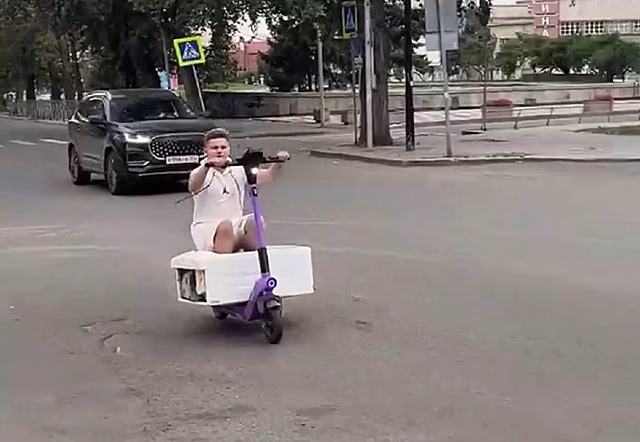 В Новосибирске трэш-блогер катался на самокате верхом на стиральной машине