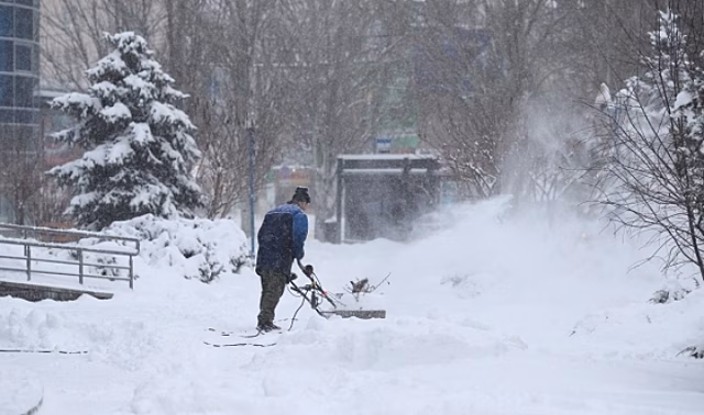 В Волгограде расчищают придомовые территории от снега