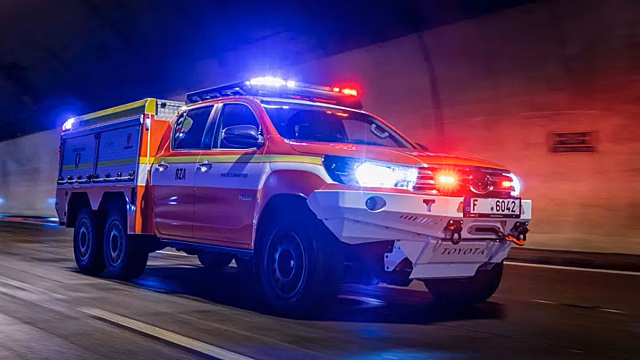 Этот шестиколесный пожарный пикап Toyota Hilux создан специально для тушения электрокаров