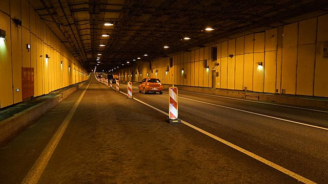 В Петербурге на дамбе два грузовика нанесли ущерба на 24 млн рублей