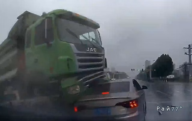 Барьер спас автомобилиста от угодившего на его легковушку грузовика