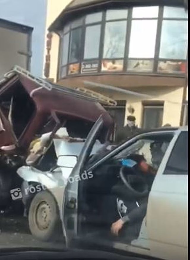 Легковушка сложилась гармошкой: страшная авария произошла в Ростове на Фурмановской