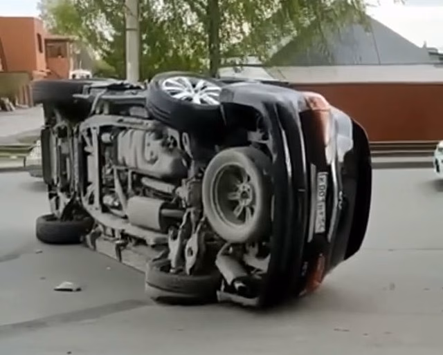 В Новосибирске на улице Титова в результате ДТП автомобиль Infiniti перевернулся на бок