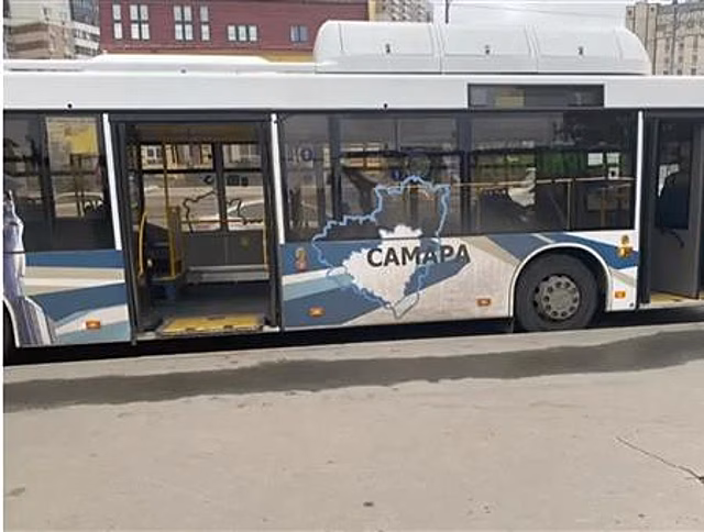 В Самаре пожилая пассажирка упала на асфальт при отправлении автобуса